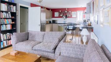 Basic Apartment, Multiple Beds | Living room