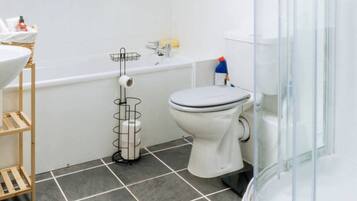 Basic Apartment, Multiple Beds | Bathroom | Hair dryer, towels, soap, shampoo