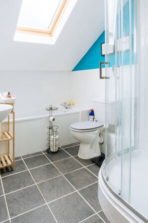 Basic Apartment, Multiple Beds | Bathroom