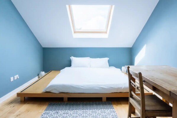 Basic Apartment, Multiple Beds | 3 bedrooms, laptop workspace, iron/ironing board, WiFi - Stylish 3 Bedroom Apartment Near Hollyrood Park (Edinburgh)