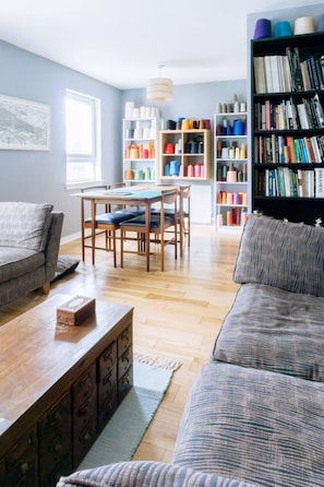 Basic Apartment, Multiple Beds | Living room - Stylish 3 Bedroom Apartment Near Hollyrood Park (Edinburgh)