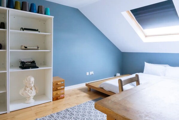 Basic Apartment, Multiple Beds