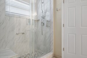 Ensemble douche/baignoire, sĂšche-cheveux, serviettes fournies