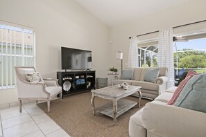 TV - ⚓Blue Heron House! Cozy home w/heated pool and pool toys! Water view out back!⚓🌅 (Bradenton)