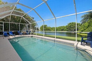 A heated pool - ⚓Blue Heron House! Cozy home w/heated pool and pool toys! Water view out back!⚓🌅 (Bradenton)