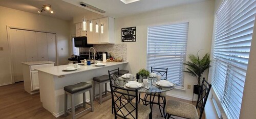 4 beds~3br-2.5 bath~family/Pets~Long-stay discount!-shopping/ DFW airport