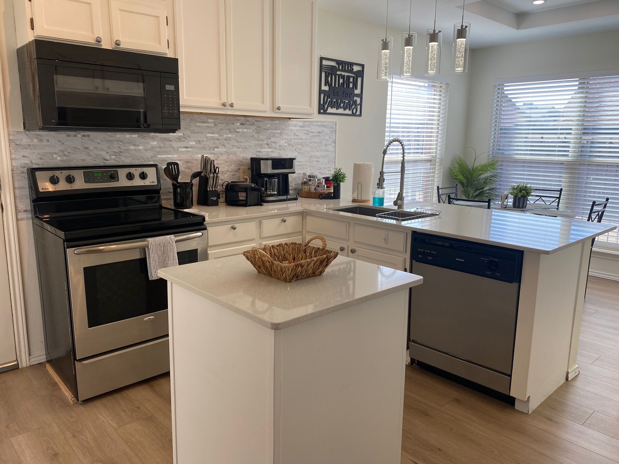 Jääkaappi, mikroaaltouuni, uuni, liesi