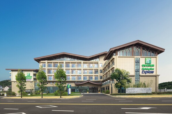 A large, multi-story hotel with a prominent sign for the Holiday Inn Express. - Holiday Inn Express Guiyang Qingyan by IHG (Guiyang)