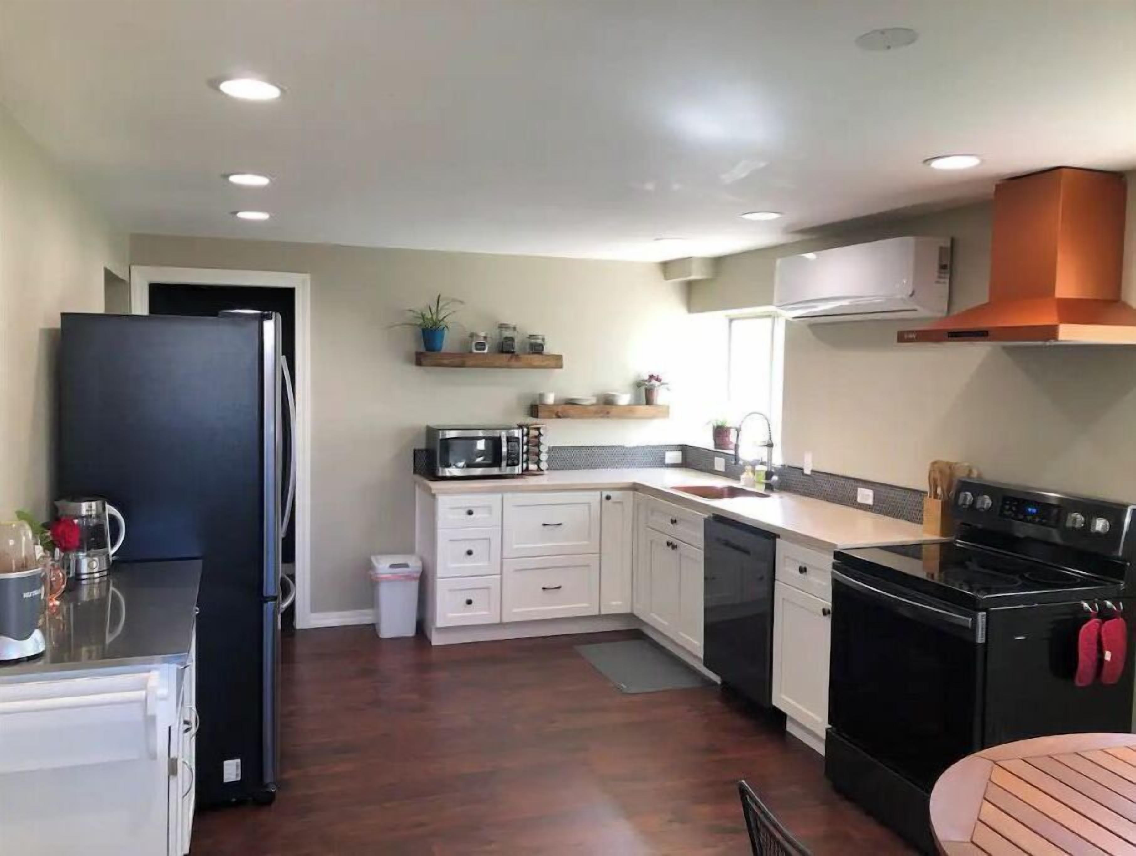 Réfrigérateur, micro-ondes, four, plaque de cuisson