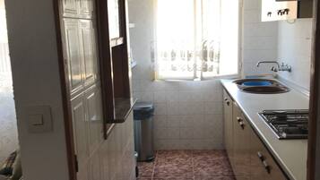 Een koelkast, een magnetron, een kookplaat, een waterkoker