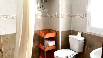 Regadera, toallas, papel de baño