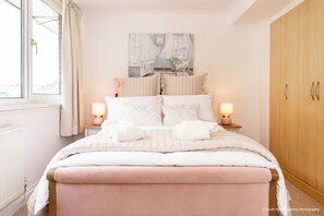 3 soverom, skrivebord, strykejern/-brett og reiseseng for barn