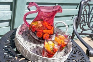 Una safata de vimet amb una testoseta rosa i dues copes amb fruita i gel.
