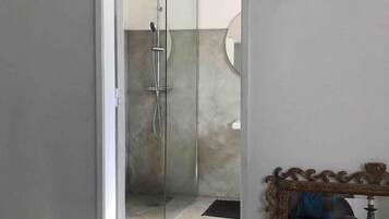 Chuveiro, secador de cabelo, bidê, toalhas de banho