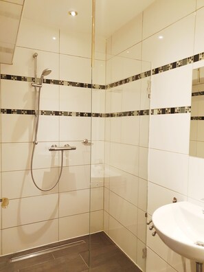 Douche, sèche-cheveux, serviettes fournies, savon