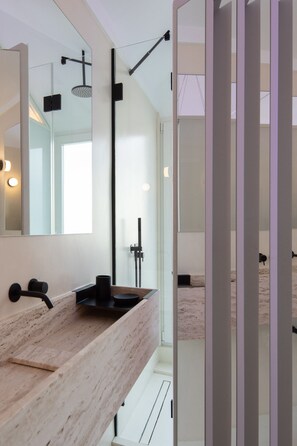 Superior Room with Balcony | Kamar mandi | Pengering rambut, handuk, sabun, dan sampo