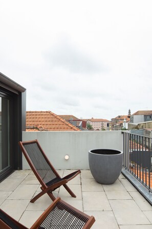 In-room safe, desk, blackout curtains, soundproofing - Almadina Smart Luxury (Porto)