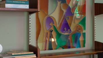 Una libreria piena di libri e una macchina fotografica.