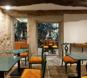 Café da manhã com buffet grátis todos os dias