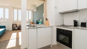 Kühlschrank, Mikrowelle, Ofen, Herdplatte