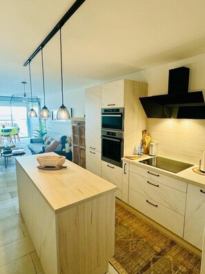 Frigorífico, microondas, horno y lavavajillas