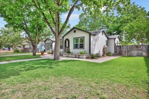 Exterior - The Coral Door | Hot Tub | Fire Pit (Fredericksburg)