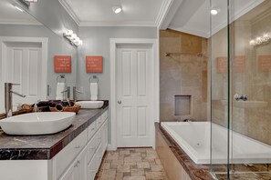 Duschwanne, Whirlpool, Haartrockner, Handtücher