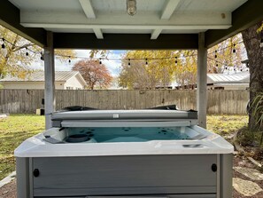 Outdoor spa tub - The Coral Door | Hot Tub | Fire Pit (Fredericksburg)