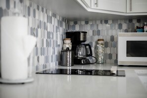 Refrigerador, microondas, parrilla de estufa y cafetera y tetera