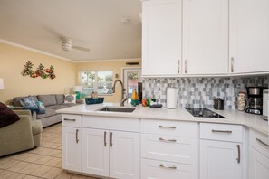 Kühlschrank, Mikrowelle, Herdplatte, Wasserkocher mit Kaffee-/Teezubehör