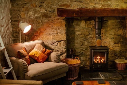 St Davids Hideaway with Roll-top Bath & Log Burner