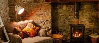 St Davids Hideaway with Roll-top Bath & Log Burner