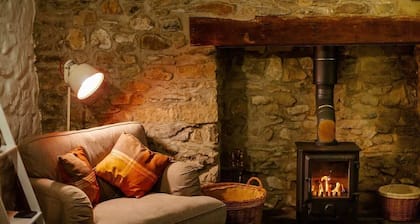 St Davids Hideaway with Roll-top Bath & Log Burner