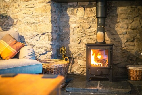 The Forge · St Davids Hideaway with Roll-top Bath & Log Burner