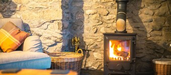 The Forge · St Davids Hideaway with Roll-top Bath & Log Burner