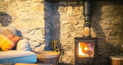 The Forge · St Davids Hideaway with Roll-top Bath & Log Burner