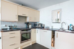 冷蔵庫、電子レンジ、オーブン、コンロ