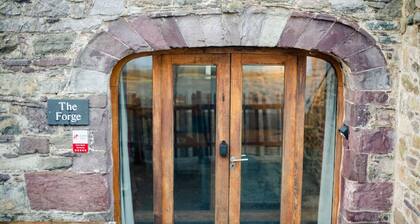 The Forge · St Davids Hideaway with Roll-top Bath & Log Burner