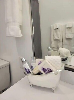 Chuveiro/banheira combinados, secador de cabelo, toalhas de banho