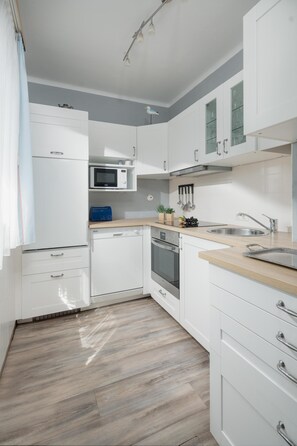 Een koelkast, een microgolfoven, een oven, een vaatwasser