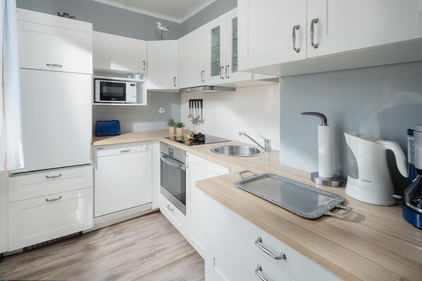 Een koelkast, een microgolfoven, een oven, een vaatwasser