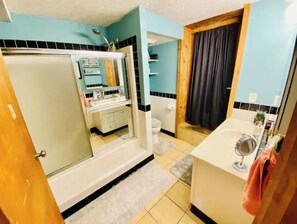 Dusche, Haartrockner, Handtücher, Seife