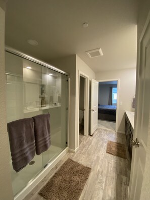Combined shower/bathtub, hair dryer, towels, soap - Modern Comforts: 3-Bedroom Townhome w/ 2 kid friendly community pools 
 (Fort Collins)