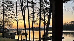 Une vue sur le lac, avec des arbres, une jetée et une zone herbeuse.