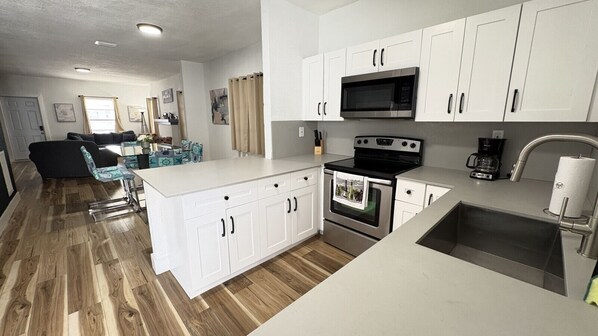 Refrigerador, microondas, horno y parrilla de estufa