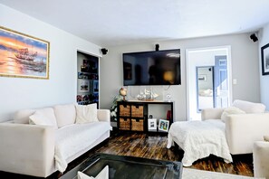 TV connectée, cheminée, chaîne hi-fi