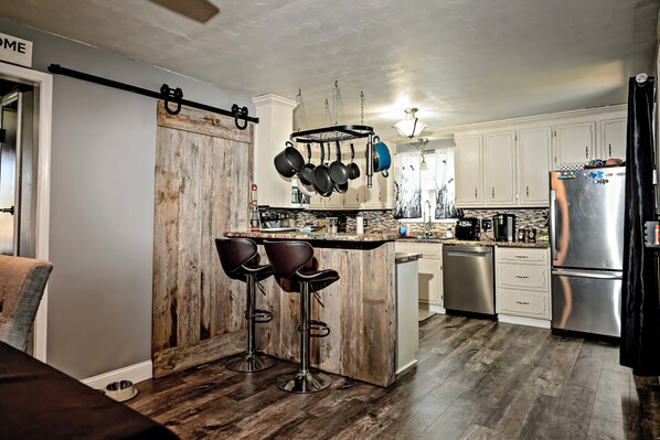 Réfrigérateur, micro-ondes, four, plaque de cuisson