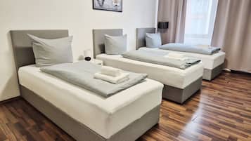 3 habitaciones, tabla de planchar con plancha, wifi y ropa de cama