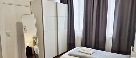 3 chambres, fer et planche à repasser, Wi-Fi, draps fournis