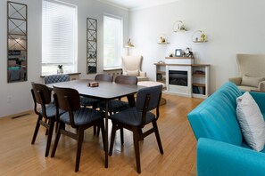 TV, fireplace, music library - HUGE 2 bedroom unit on Main Street (Saint Charles)